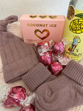 Load image into Gallery viewer, Gift set for new born, blanket, socks and chocolates