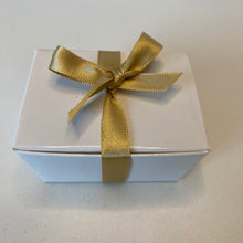 Load image into Gallery viewer, Little boxed hearts